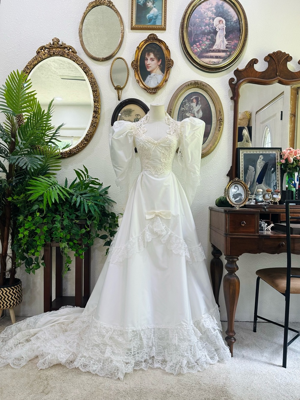 Alfred Angelo Vintage Lace Puff Sleeve Ivory Wedding Dress